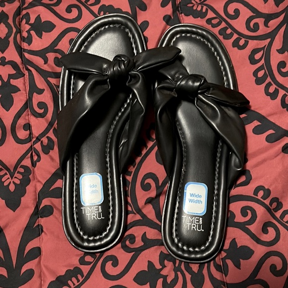 Time and Tru Shoes - TIME AND TRU BLACK FLIP FLOPS (10)